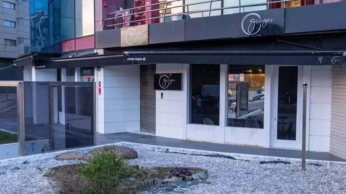 La policía precinta en A Coruña un pub de Matogrande con orden de cierre