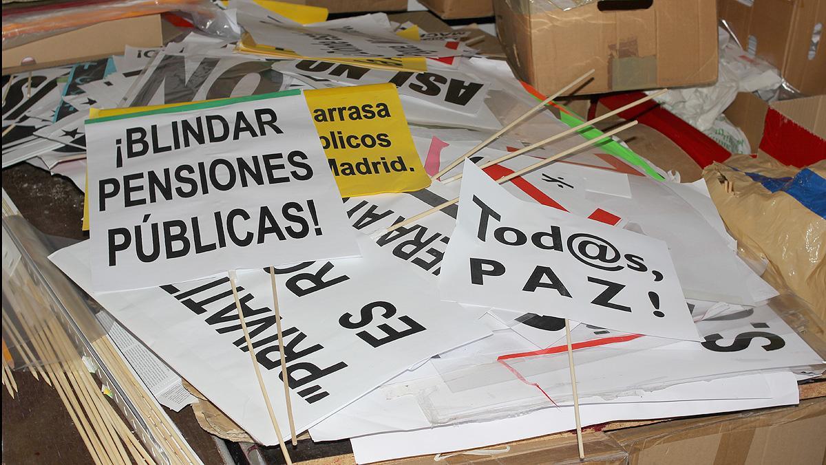 Las pancartas de protestas pasadas se amontonan en la casa de Martín Sagrera.