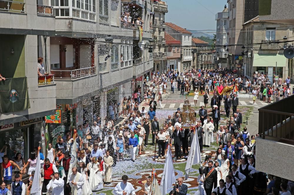 Miles de personas abarrotan las calles de la villa del Tea para disfrutar del Corpus y de las alfombras florales.