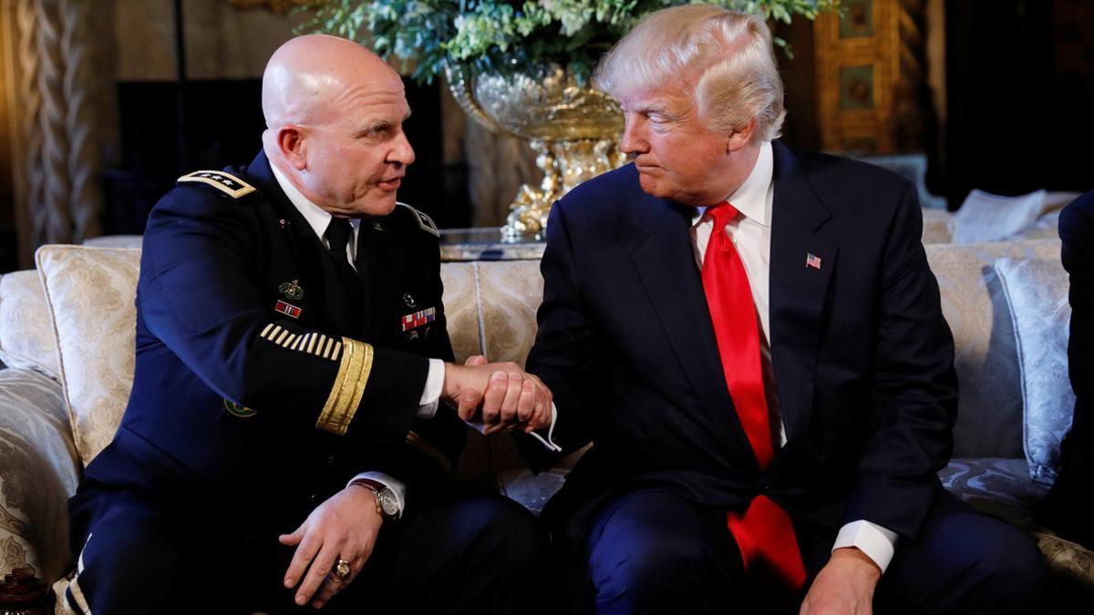 Trump (derecha) estrecha la mano del nuevo asesor, H.R. McMaster, tras el anuncio en Florida, el 20 de febrero.