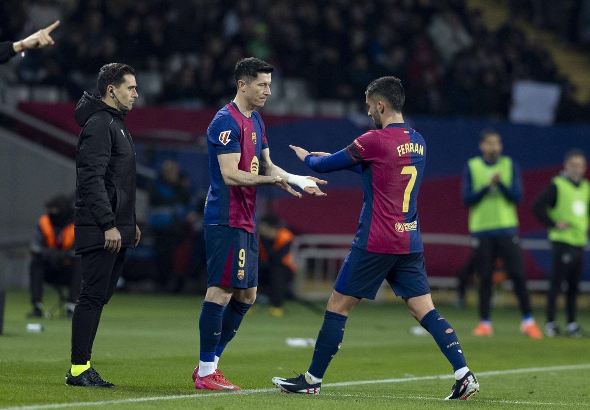 Lewandowski sustituye a Ferran en un partido jugado en Montjuïc,