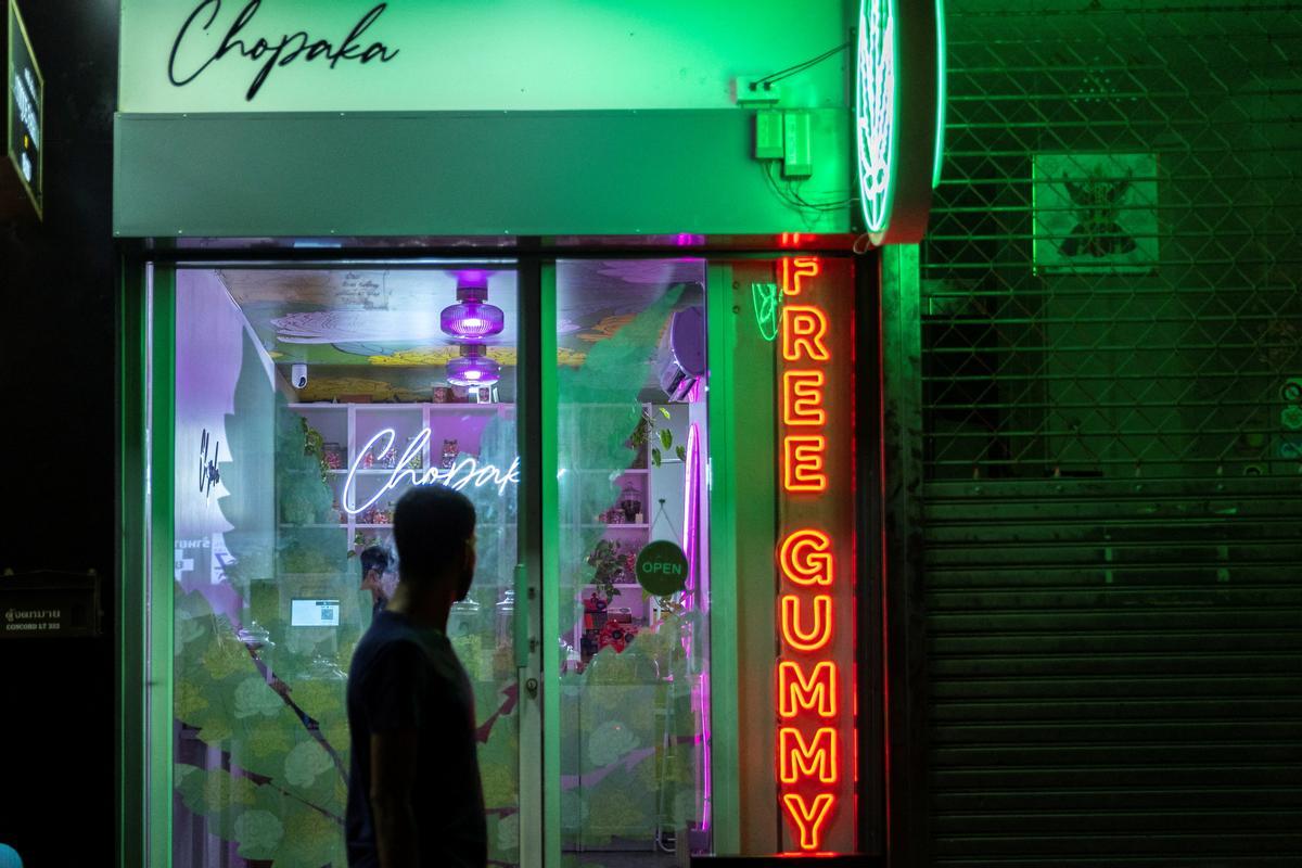 Un hombre pasa por la tienda Chopaka, una tienda que vende dulces de cannabis cerca de la intersección de Asoke, en el corazón del principal distrito comercial de Bangkok