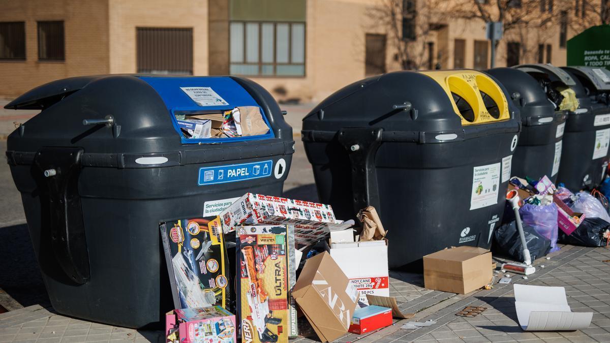 Contenedores de basura en una calle de Madrid.