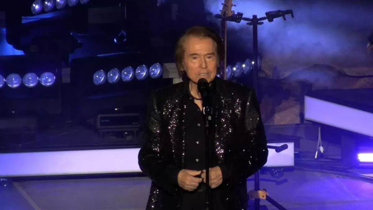 Raphael, impecable en su regreso a los escenarios con un público completamente entregado en Mérida