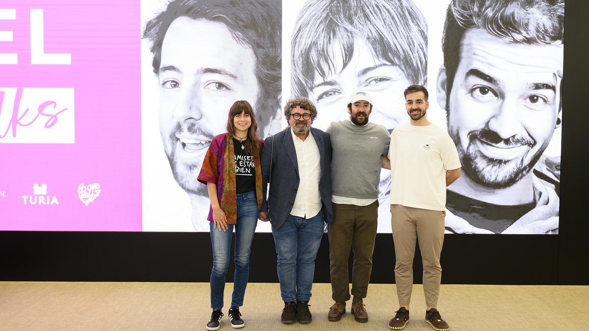 Los tres protagonistas de la jornada organizada por el CEU posan junto al profesor Pepe Martínez.
