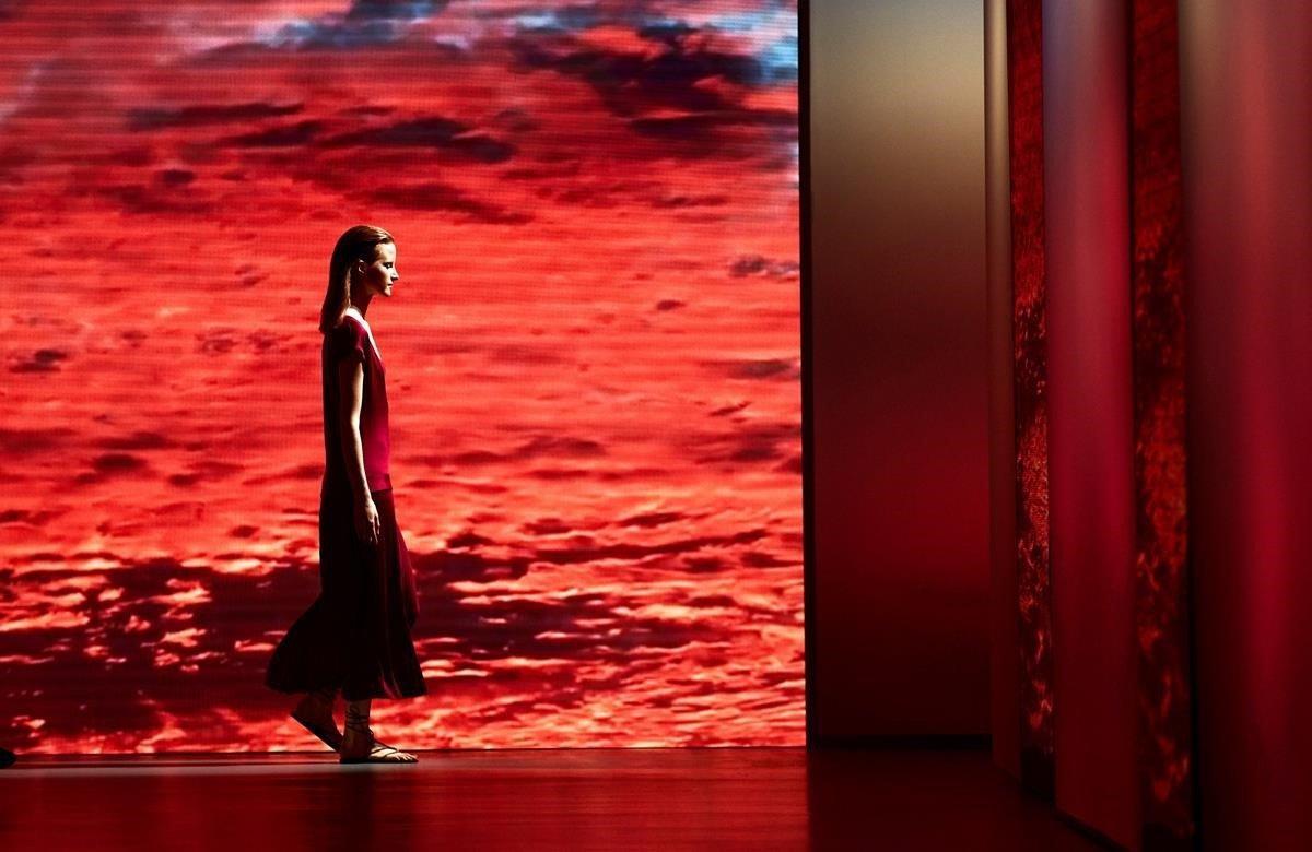 Una modelo luce una de las creaciones de la firma Naulober, durante la primera jornada de la pasarela 080 Barcelona Fashion que se celebra en el recinto modernista de Sant Pau, en Barcelona.