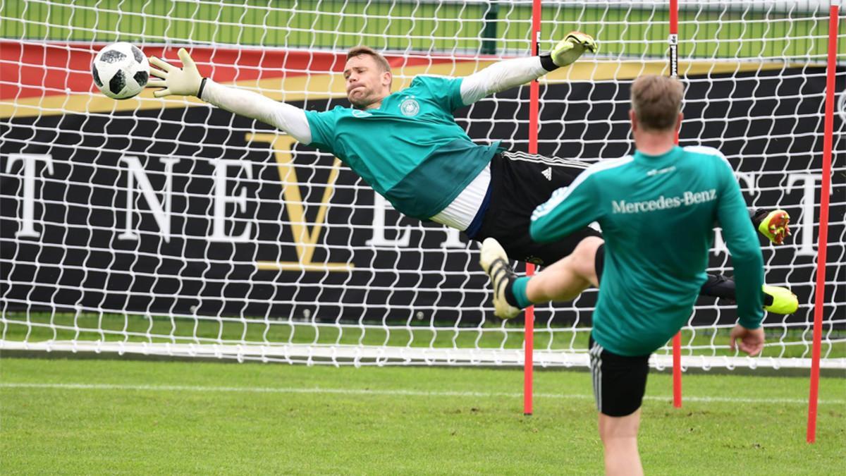 Manuel Neuer durante un entrenamiento de la selección de ALemania en la concentración previa al Mundial de Rusia 2018