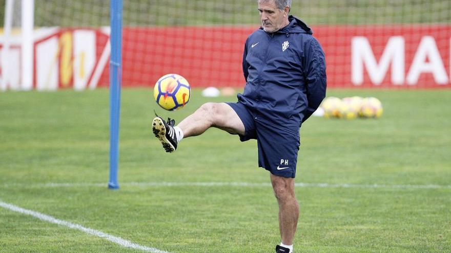 Paco Herrera da toques al balón durante el entrenamiento