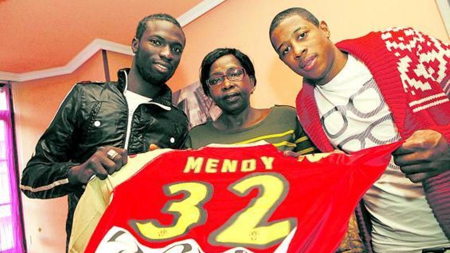 Por la izquierda, Formose Mendy, Ángela y Sandy, en la residencia gijonesa del jugador del Sporting.