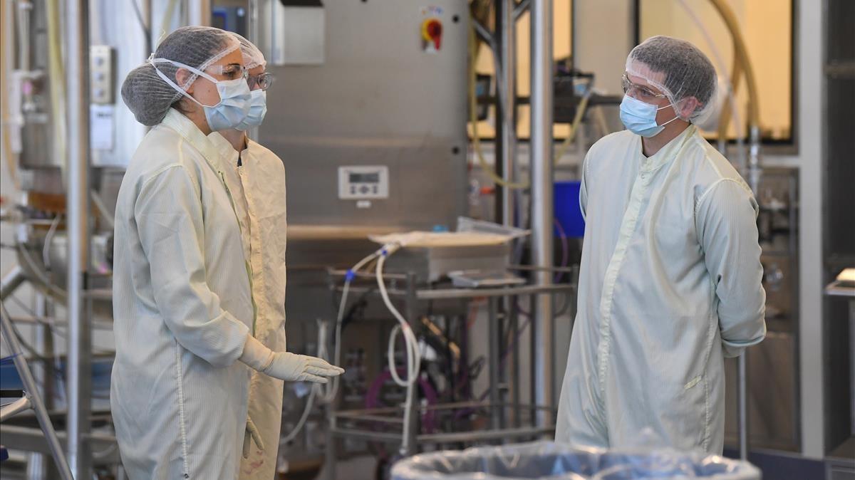 Investigadores trabajan en la fábrica de CSL durante el desarrollo de una vacuna experimental contra el covid-19.