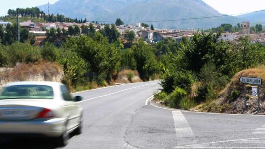 Imagen de la actual carretera Alcoy-Benidorm, a la altura de Benilloba, cuyo trazado tenía que ser remodelado con el proyecto del Consell.