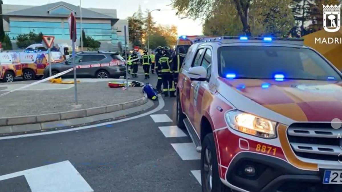 Efectivos de emergencias intervienen en un atropello en Madrid.