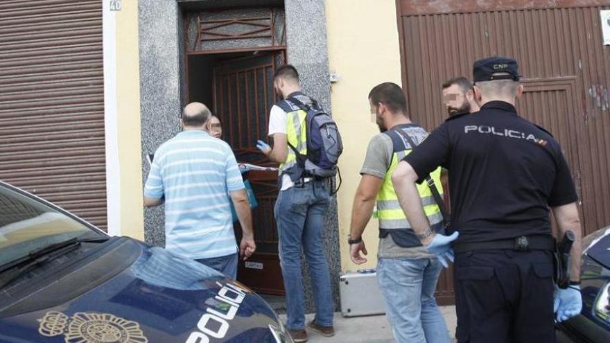 Investigadores de la Policía Nacional, el lunes en la casa de la víctima.