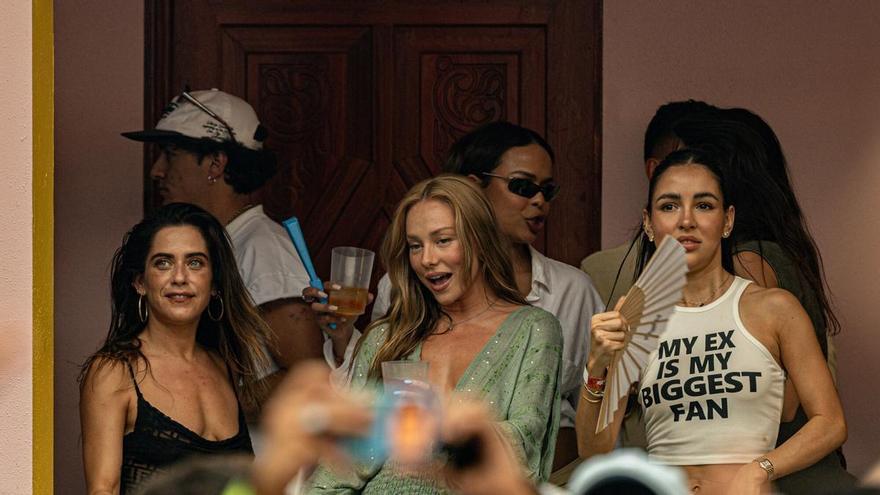 Confunden a Bad Bunny con el Papa