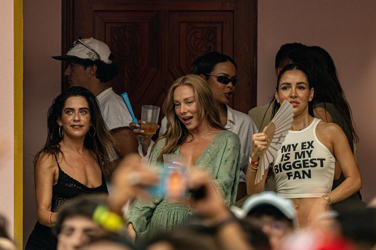 Las actrices María León (i) y Ester Expósito (c) durante un concierto del cantante Bad Bunny, en el Riyadh Air Metropolitano, a 30 de mayo de 2026, en Madrid (España). El artista puertorriqueño ofrecerá en la capital diez conciertos entre el 30 de mayo y el 15 de junio dentro de su gira ‘DeBÍ TiRAR MáS FOToS World Tour’. 30 MAYO 2026;CONCIERTO;MÚSICA;MÚSICO;CANTANTE;PUERTO RICO;PUERTORRIQUEÑO;DTMF;GIRA;WORLD TOUR Ricardo Rubio / Europa Press 30/05/2026. María León;Ester Expósito;Ricardo Rubio