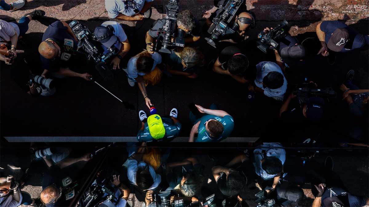 Alonso, entre una 'nube' de medios de comunicación, este jueves en Mónaco