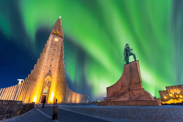 Aurora Boreal sobre la iglesia de Hallgrímskirkja.