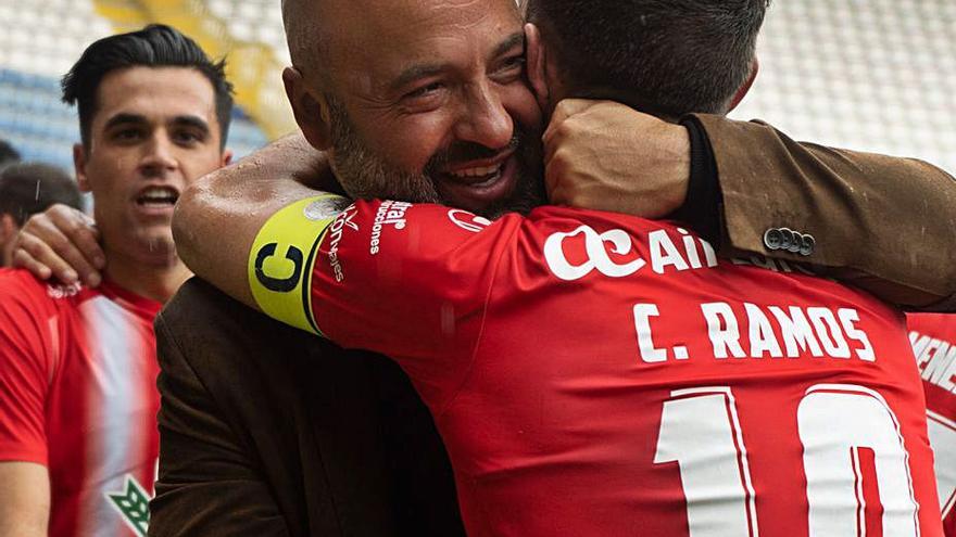 Movilla y Carlos Ramos se abrazan al final del partido. / JLF