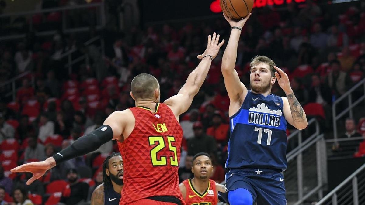 Luka Doncic lanza a canasta por encima de Alex Len en el partido disputado en Atlanta