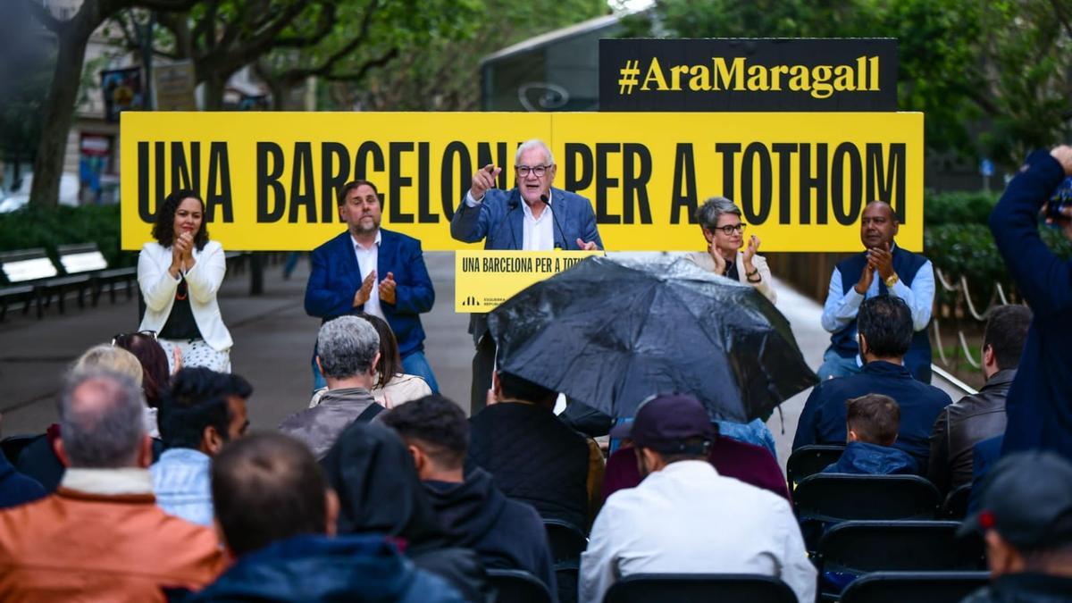 El alcaldable de ERC, Ernest Maragall, en un acto en Gràcia con el líder del partido, Oriol Junqueras