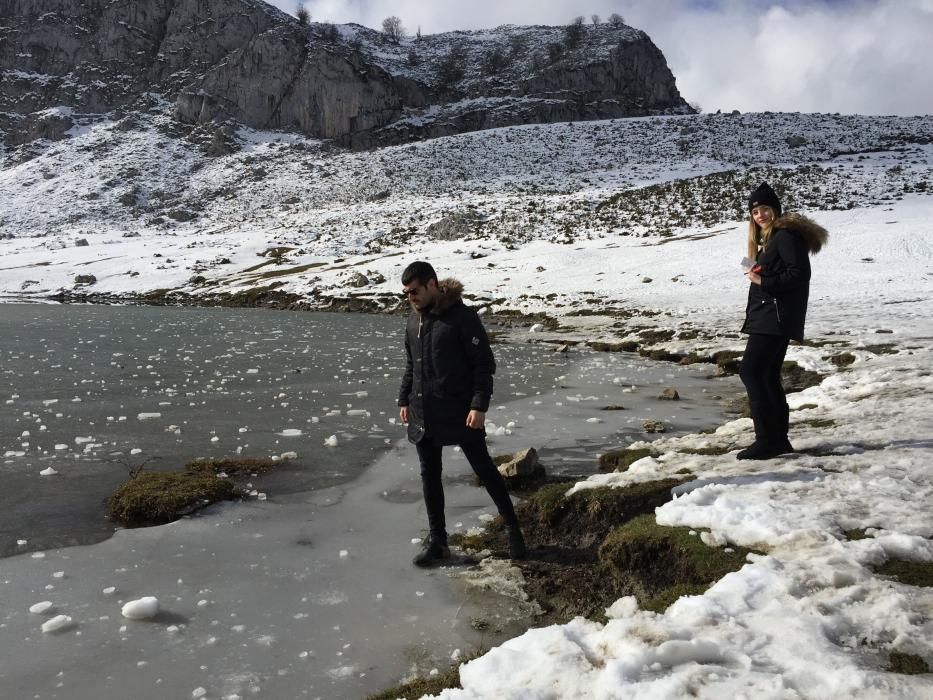 Turistas caminando sobre el lago Ercina