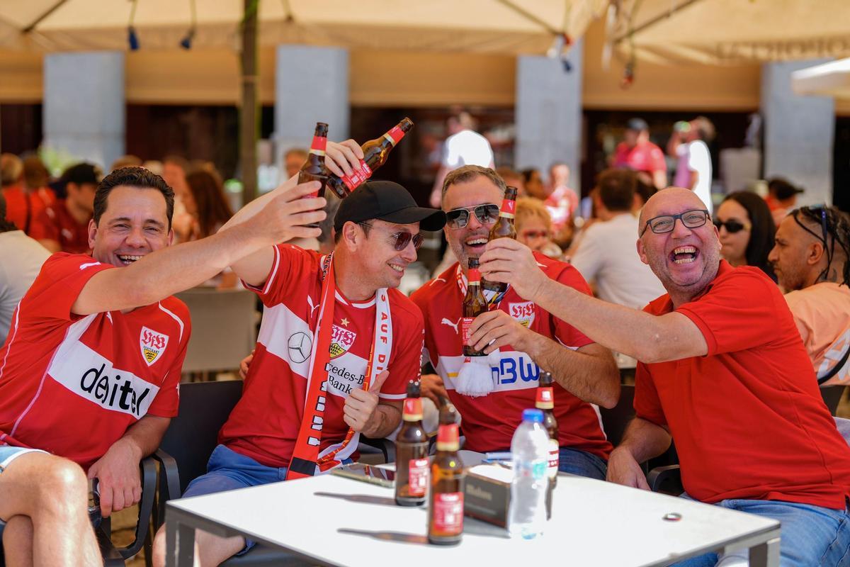 Un grupo de aficionados del Stuttgart, en los prolegómenos al partido de Champions contra el Real Madrid.