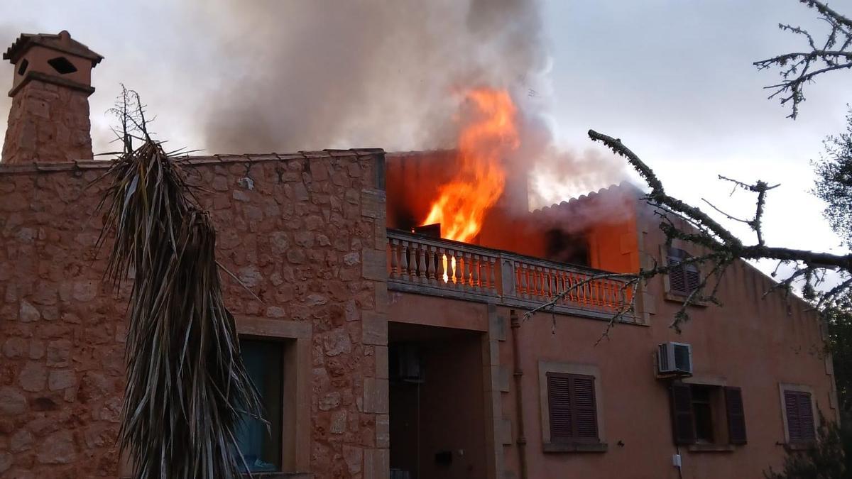 INCENDIOS VIVIENDAS MALLORCA | Intoxicada leve una joven por inhalacion de humo en el incendio de un chalé de Llucmajor INCENDIOS VIVIENDAS MALLORCA | Intoxicada leve una joven por inhalacion de humo en el incendio de un chalé de Llucmajor