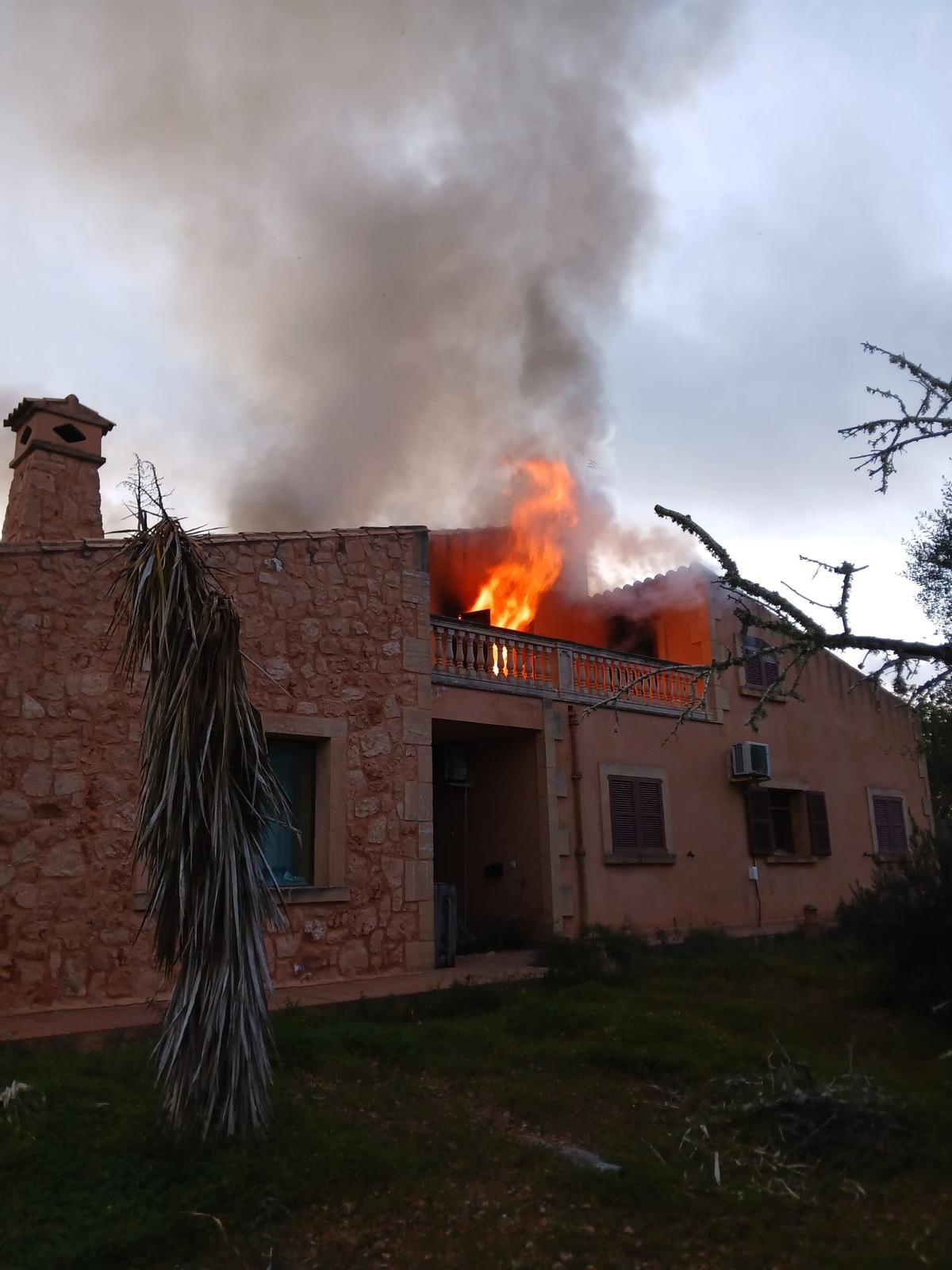 Llamas al incendiarse este jueves un chalé en el camí Galdent de Llucmajor.