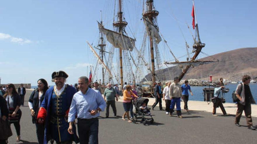 La tripulación en el muelle de Gran Tarajal con las autoridades y vecinos. | lp / dlp