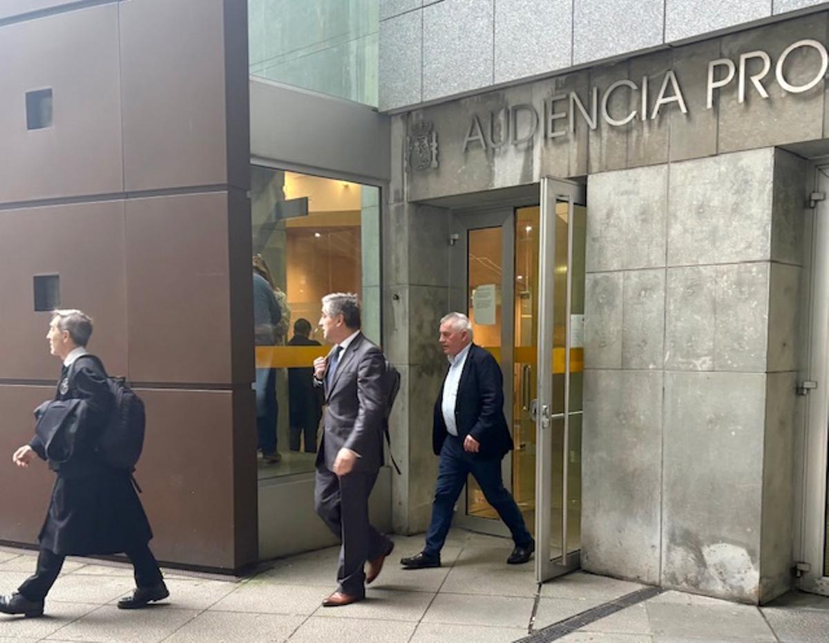 Javier F. D., a la derecha, abandona la Audiencia Provincial junto a sus abogados