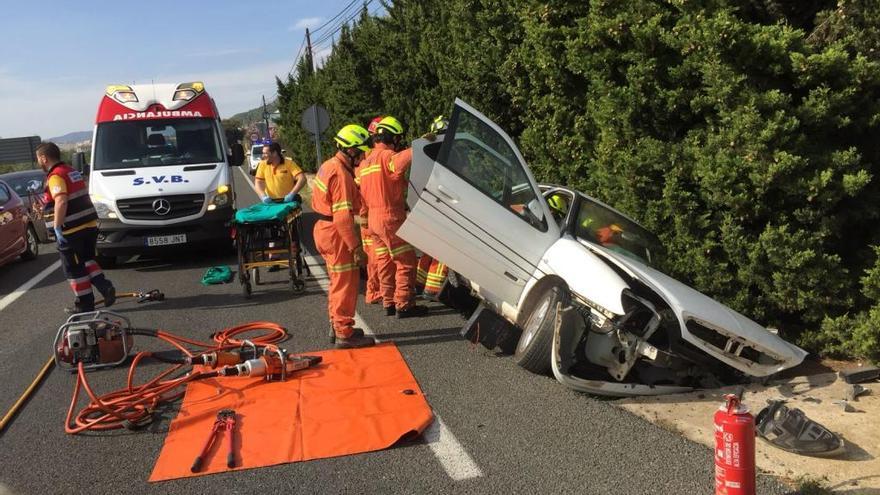 Los bomberos trabajan para liberar a la víctima en el accidente de Tavernes de la Valldigna.