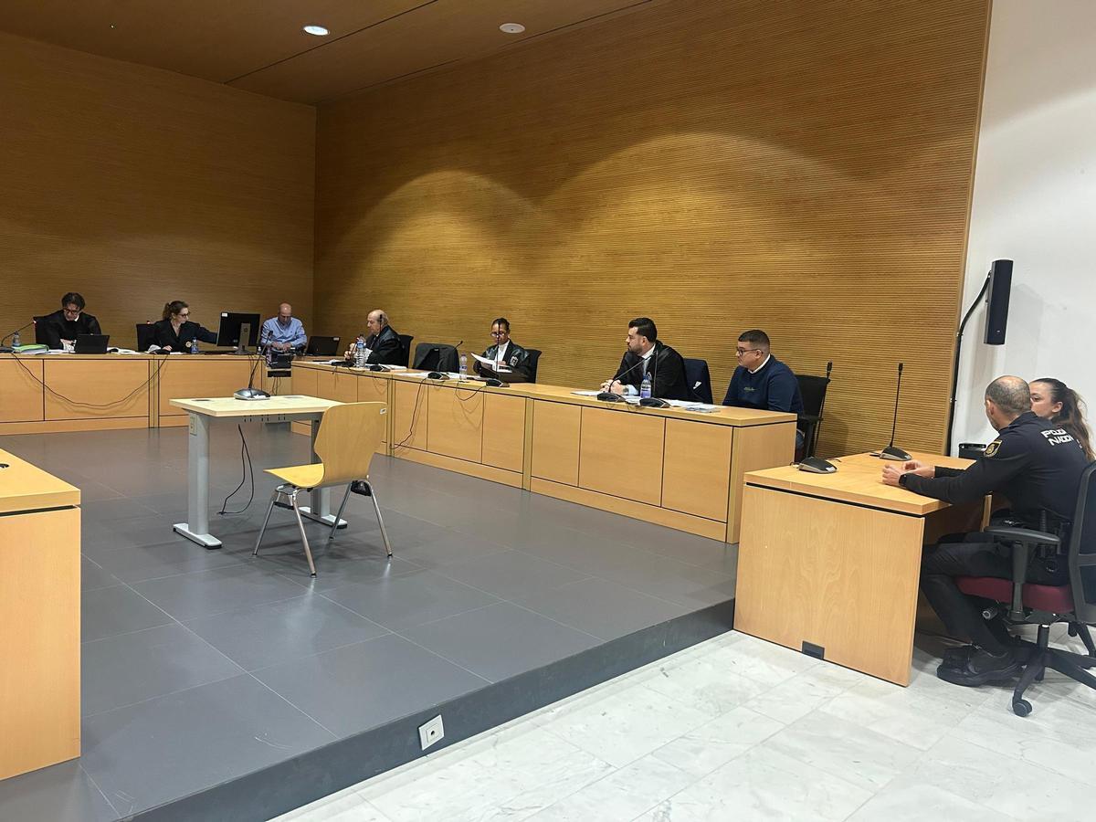 El acusado Abdelilah el F., a la derecha junto a su abogado, este martes en el juicio.