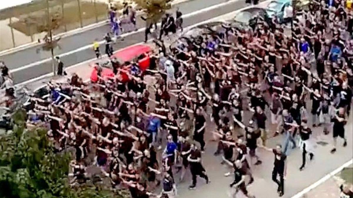 Hooligans croatas haciendo el saludo nazi, el miércoles.