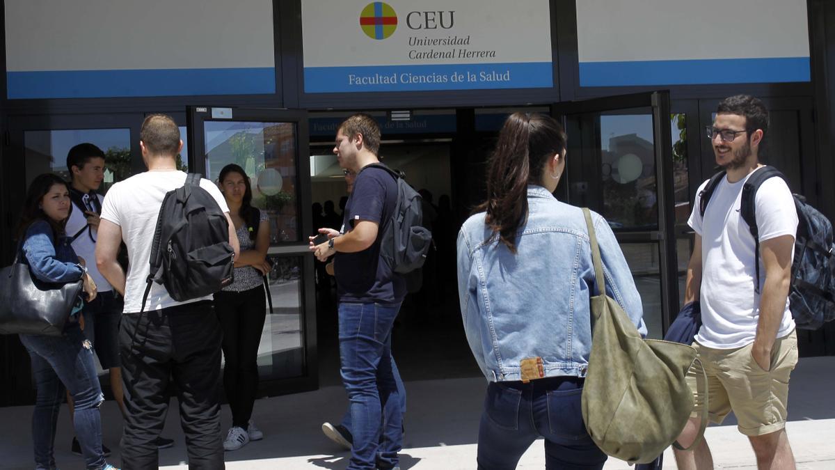 Alumnos esperan a entrar en clase en el CEU.