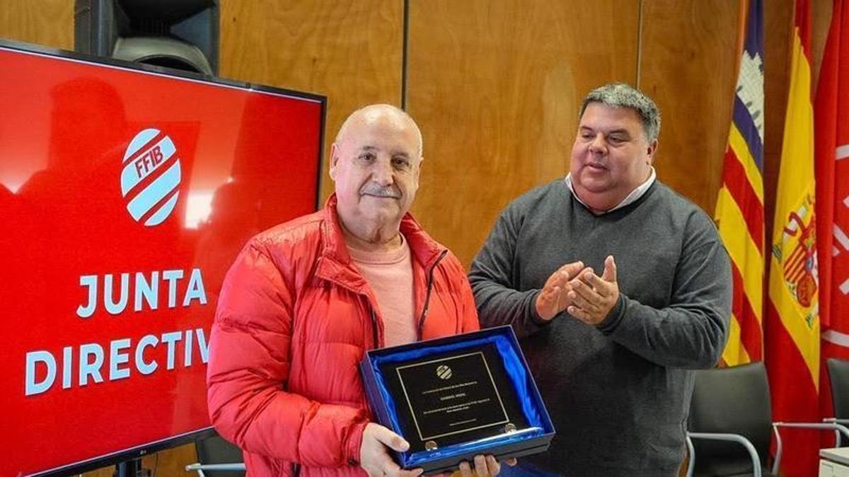 Gabriel Vidal recibió una placa por su jubilación de Pep Sansó.