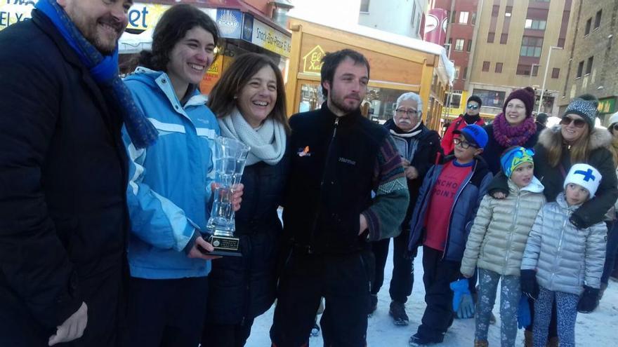 Ondina Oliva Gibert i Aaron Pérez Silva recollint el premi