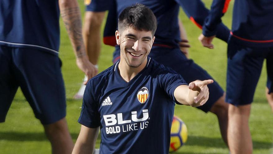 Carlos Soler, sonriente durante el entrenamiento.