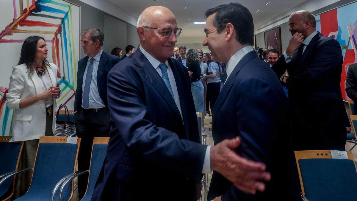 El president del Banc Sabadell, Josep Oliu (esquerra), i el president del BBVA, Carlos Torres Vila, el juny del 2024. | RICARDO RUBIO / EUROPA PRESS