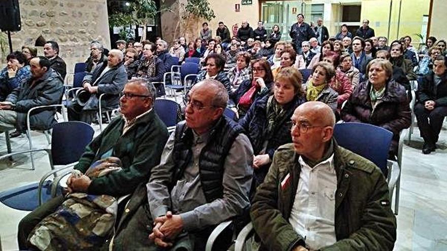 El público asiste a la conferencia de Álvarez Junco.