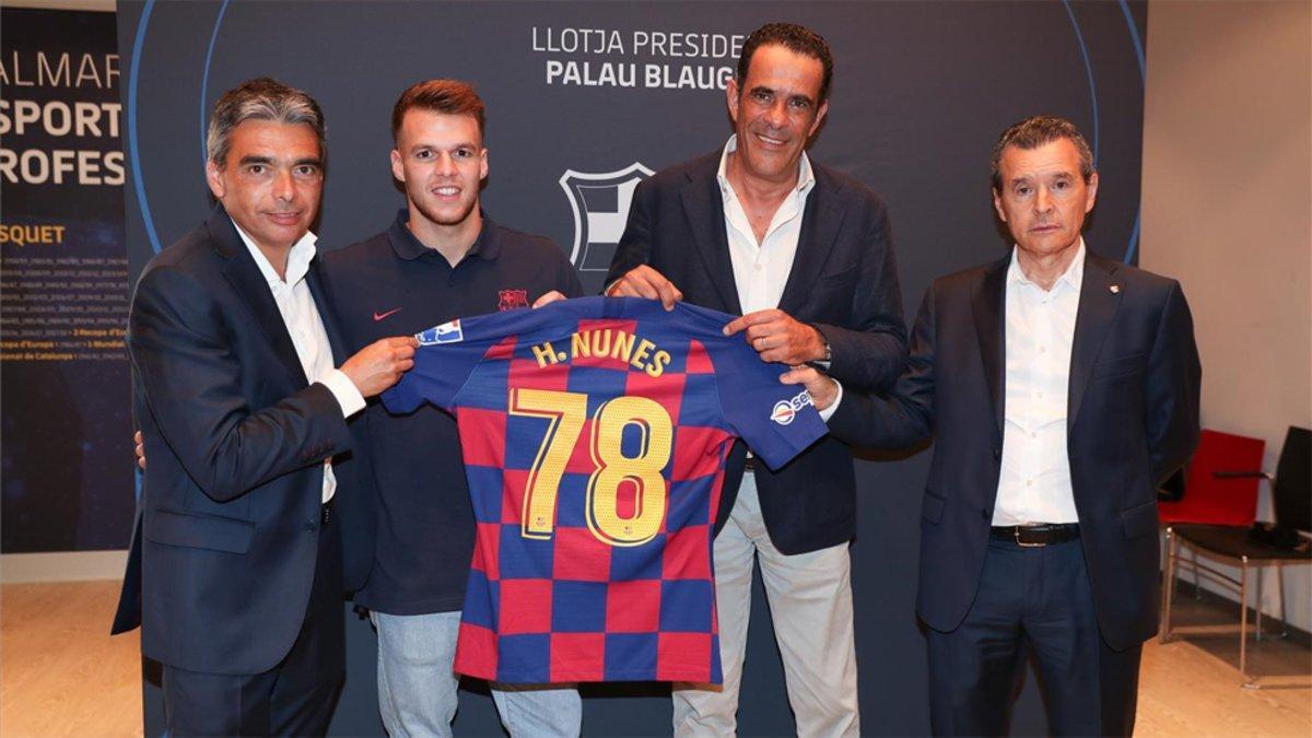 Helder posó con su nueva camiseta junto a los directivos del Barça