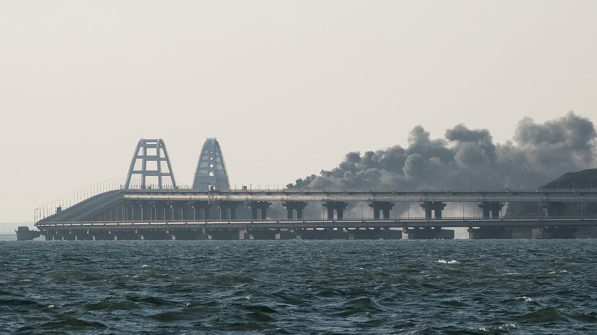 Una gran nube de humo en el puente de Crimea.