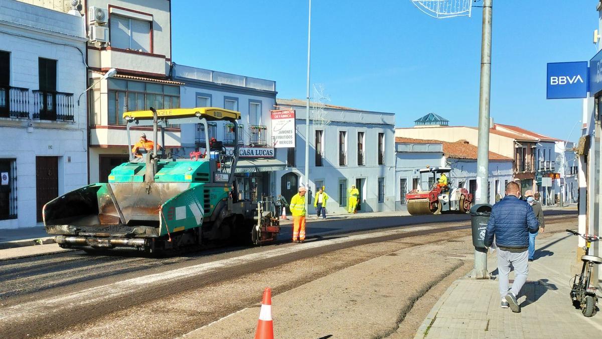 Obras de asfaltado en el Paseo de Extremadura de Monesterio