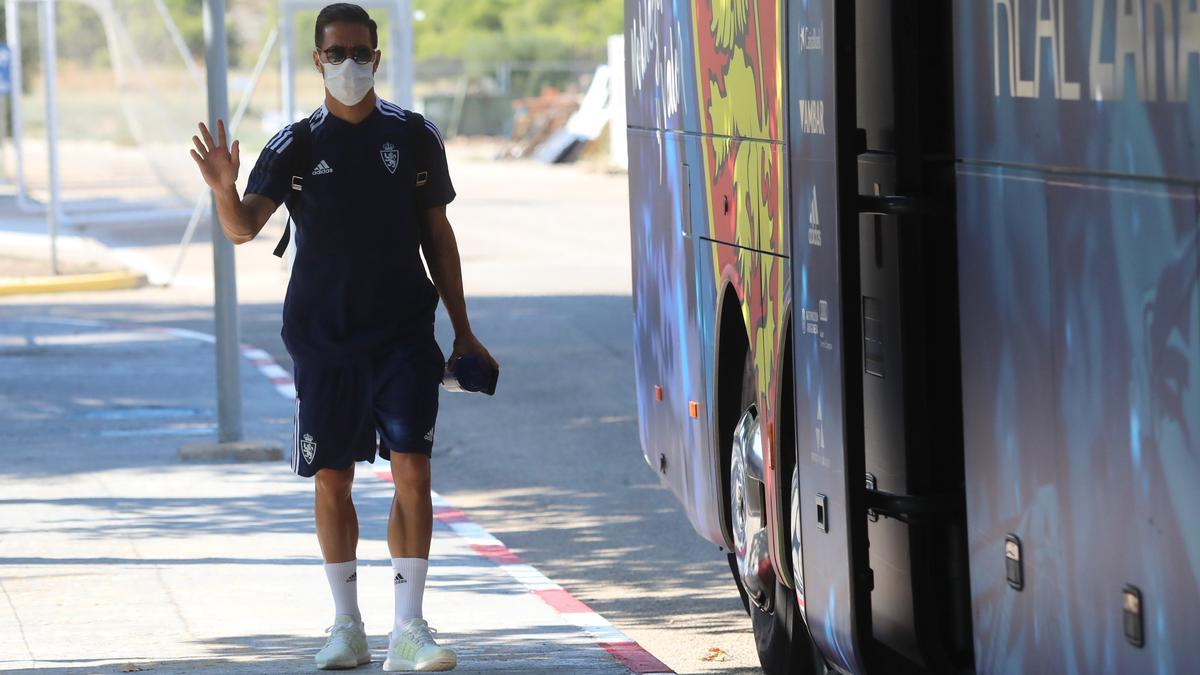 Javi Ros saluda antes de un desplazamiento con el Real Zaragoza.