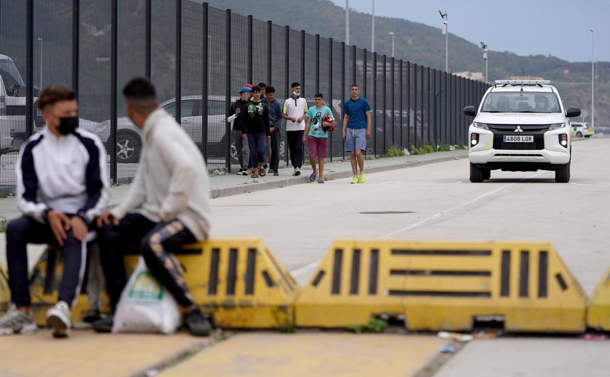 Jóvenes migrantes en los alredores del puerto de Ceuta.