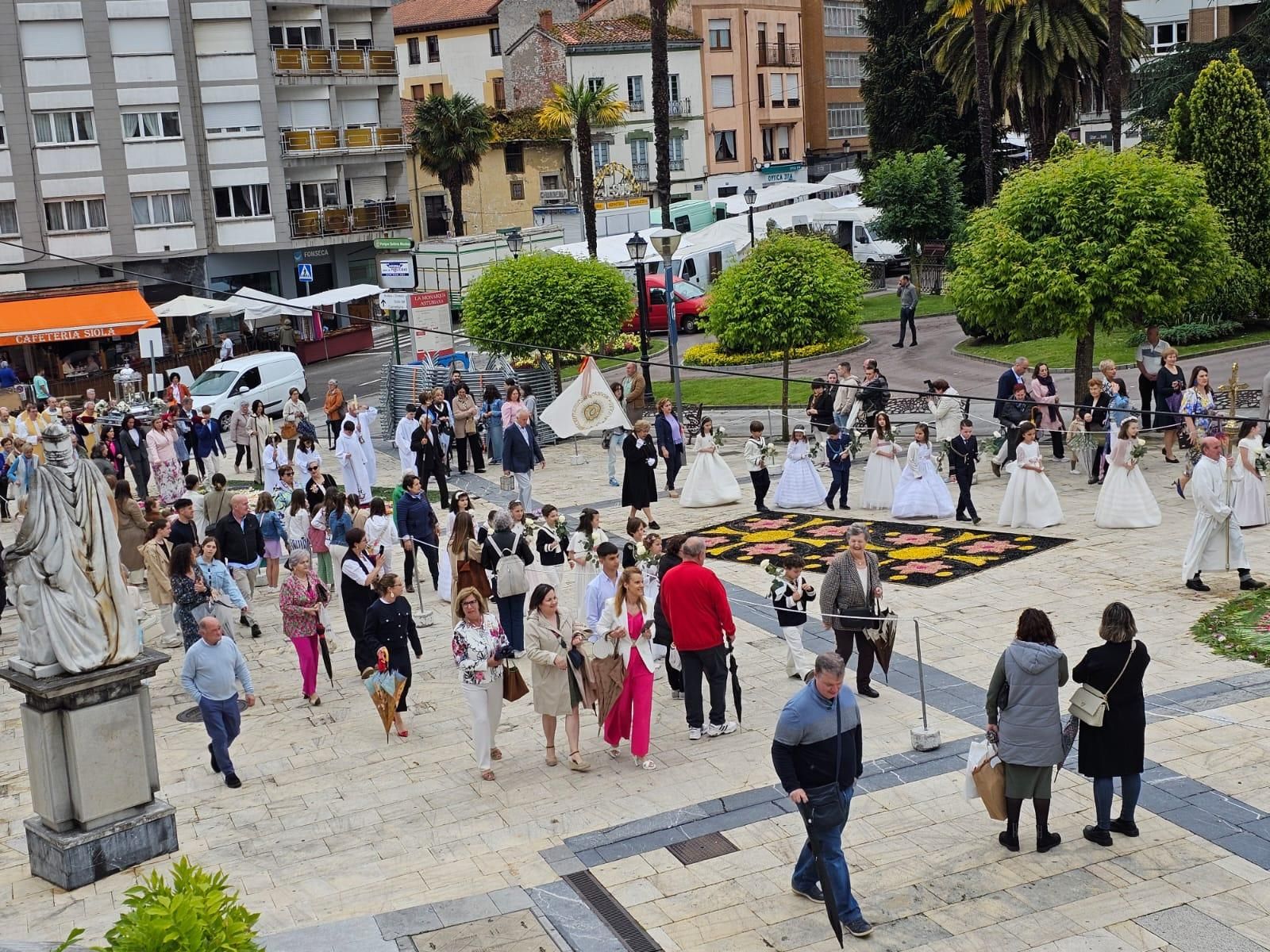Pravia disfrutó del Corpus: así fue la colorida procesión