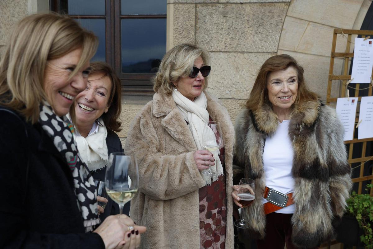 La peña taurina Dávila Miura entrega su premio al mejor toro de la feria de Gijón (en imágenes)