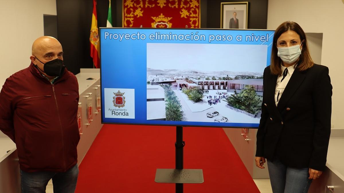 El primer teniente de alcalde de Ronda, Jesús Vázquez,  y la alcaldesa de Ronda, María de la Paz Fernández, presentan el convenio.
