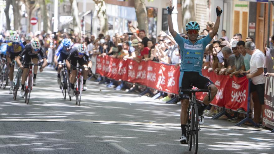 Un trepidante Trofeu Fira d’Agost se decide al sprint con victoria para Benjamí Prades