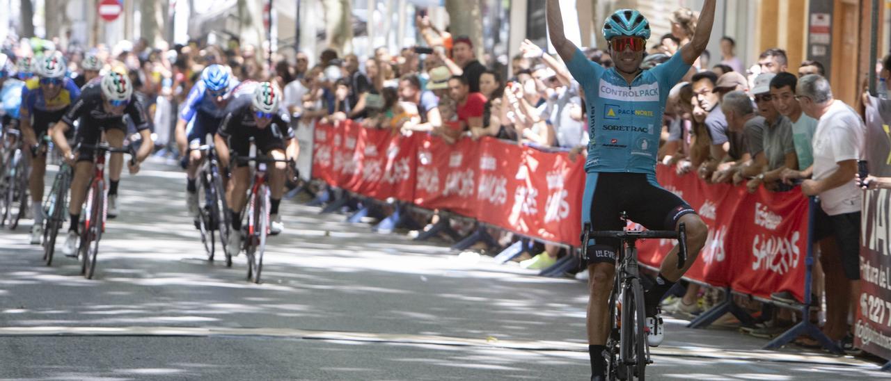 Benjamí Prades, ganador del Trofeu Fira d&#039;Agost, cruzando la meta.