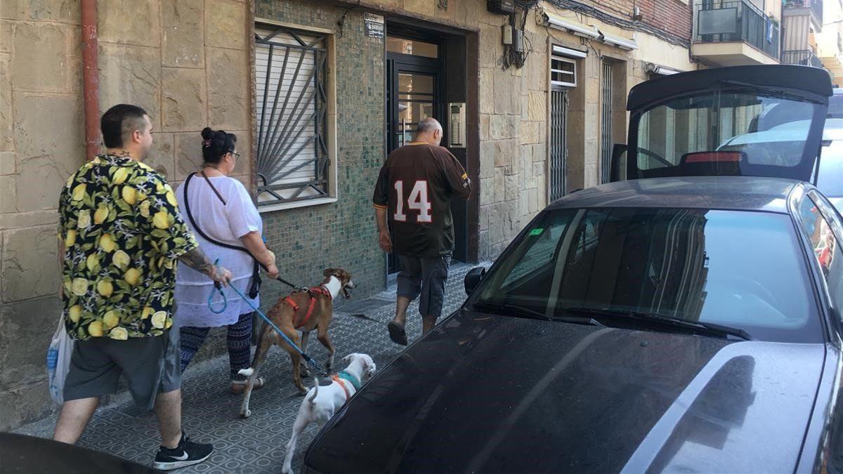 Fachada del edificio de la calle Mossèn Amadeu Oller donde vivía el matrimonio asesinado.